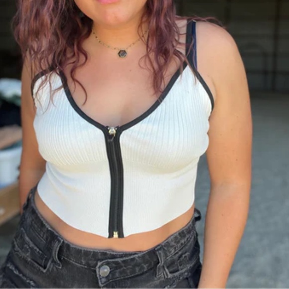 White & Black Contrast V-Neck Ribbed Zip Up Front Colorblock Tank Crop Top Shirt - Picture 4 of 7